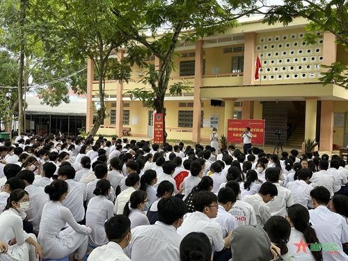 400 giáo viên và học sinh được tuyên truyền pháp luật về biển đảo Việt Nam